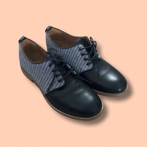 Women’s Clark’s Artisan Oxford style shoes size 7.5